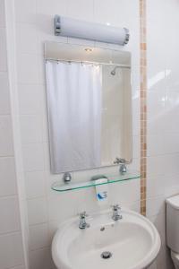 uma casa de banho com um lavatório, um espelho e um WC. em Old Colonial, Weston-Super-Mare by Marston's Inns em Weston-super-Mare