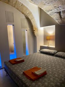 レッチェにあるCuore Baroccoのアーチのある部屋のベッドルーム1室(ベッド1台付)