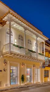 un gran edificio blanco con balcón. en Lunalá Hotel Boutique, en Cartagena de Indias