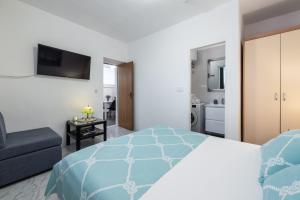 Apartments & Rooms Braticevic tesisinde bir odada yatak veya yataklar