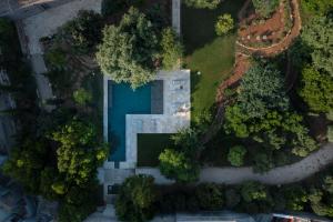 einen Blick über den Pool in einem Park mit Bäumen in der Unterkunft Palazzo Donna Elisabetta in Manduria