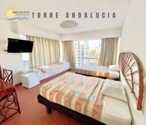 Hotel Costa del Sol في كارتاهينا دي اندياس: غرفة في فندق بسريرين وعلامة مكتوب عليها لهجة والاندية