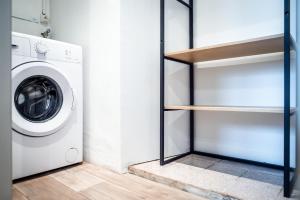 - une buanderie avec un lave-linge et un sèche-linge dans l'établissement Le Rinaldi, à Albi