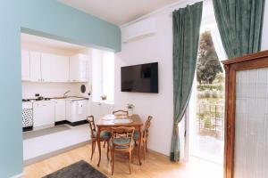 a kitchen and dining room with a table and chairs at Duke's Apartment in Rome