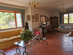 uma sala de estar com um sofá e uma mesa em Villa Grande em Messina