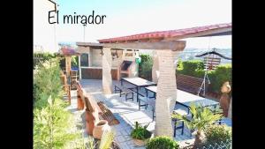 una casa con patio con mesa y sillas en Apartamento Rurales El Mirador de Carboneras, en Carboneras de Guadazaón