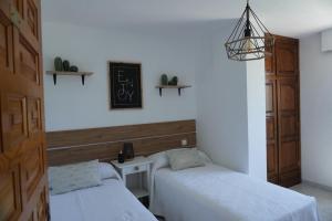 Łóżko lub łóżka w pokoju w obiekcie Hostal La Biela 43