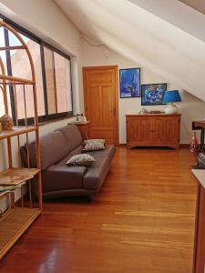 Televízia a/alebo spoločenská miestnosť v ubytovaní Villa Grande
