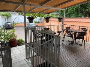 eine Terrasse mit einem Tisch und Stühlen auf einer Terrasse in der Unterkunft Hotel am Hafen in Mannheim