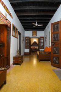 une grande chambre avec deux lits et un salon dans l'établissement Govindamangalam Homestay, à Cochin