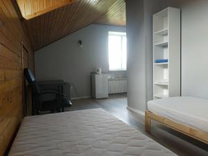 Säng eller sängar i ett rum på Noclegi Stoki