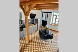 sala de estar con mesa y cocina en Maison solognote proche Chambord, en Saint Laurent Nouan