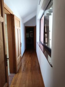 Televízia a/alebo spoločenská miestnosť v ubytovaní Villa Grande