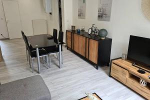 a living room with a table and a television at Vierzon superbe appartement in Vierzon