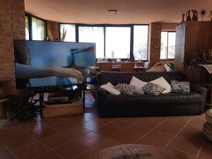 Televízia a/alebo spoločenská miestnosť v ubytovaní Villa Grande