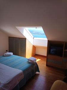 una camera con due letti e un lucernario di Villa Grande a Messina