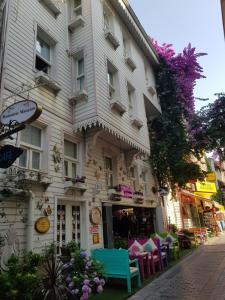 伊斯坦堡的住宿－浪漫大廈式酒店，前面有蓝色长椅的建筑