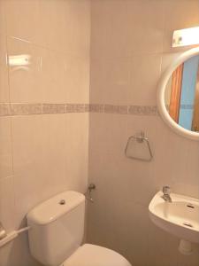 Koupelna v ubytování apartamento con aire acondicionado de tres dormitorios en el centro y junto a la playa