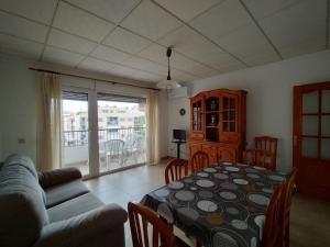 Posezení v ubytování apartamento con aire acondicionado de tres dormitorios en el centro y junto a la playa + 11 fotografií