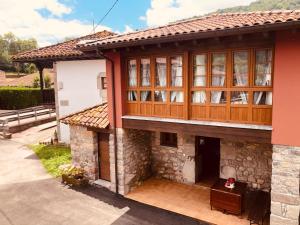 una casa con puertas y ventanas de madera. en Apartamentos San Francisco Rural, en Caño