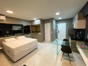 1 dormitorio con cama y mesa de cristal en Edifício Time Apto 817 ER Hospedagens, en Maceió