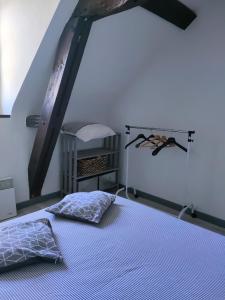 A bed or beds in a room at Chambres dans le gîte "Rêves de Gamins", proche du pôle Européen et du circuit des 24h