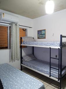 Bunk bed o mga bunk bed sa kuwarto sa Casa Rosarinho 1- RECIFE - Quartos com Banheiros Exclusivos