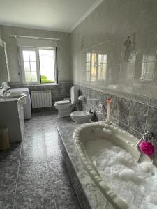 un bagno con vasca e una bambina di Casa Fonte Barreira - Camariñas a Camariñas