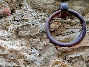 un anello arrugginito su un muro di pietra di appartamento a Fosdinovo a Fosdinovo