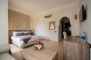 Postel nebo postele na pokoji v ubytování Marrakech Ryads Parc All inclusive