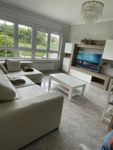 un soggiorno con divano e TV di Casa Fonte Barreira - Camariñas a Camariñas