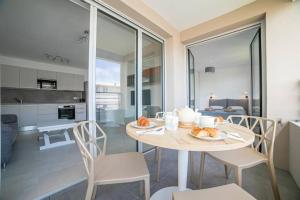 eine Küche und ein Esszimmer mit einem Tisch und Stühlen in der Unterkunft Marina Bay in Antibes