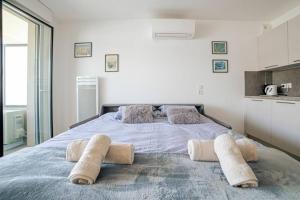 ein Schlafzimmer mit einem großen Bett mit zwei Kissen in der Unterkunft Marina Bay in Antibes