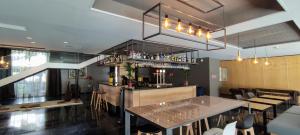 un restaurante con un bar con mesas y sillas en Eurohotel Diagonal Port, en Barcelona