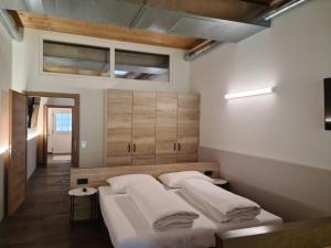 Postel nebo postele na pokoji v ubytování Chalets am Badesee Lassing + 33 fotografií
