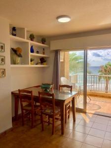 comedor con mesa y vistas al océano en BAHIA MAZARRON apartamento en primera linea playa, en Puerto de Mazarrón