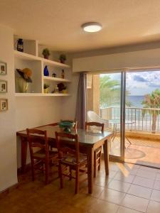 プエルト・デ・マサロンにあるBAHIA MAZARRON apartamento en primera linea playaのダイニングルーム(テーブル付)が備わり、海の景色を望めます。