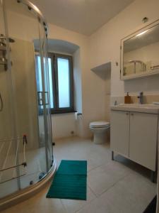 bagno con doccia, lavandino e servizi igienici di appartamento a Fosdinovo a Fosdinovo