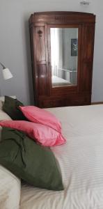 Een bed of bedden in een kamer bij Casa Ridolfi Holiday Home -Una terrazza sui giardini di Pisa