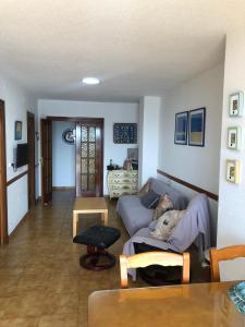 sala de estar con sofá y mesa en BAHIA MAZARRON apartamento en primera linea playa, en Puerto de Mazarrón