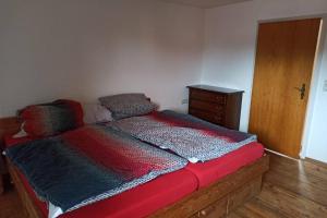 A bed or beds in a room at Geräumiges und gemütliches Haus auf der Höri