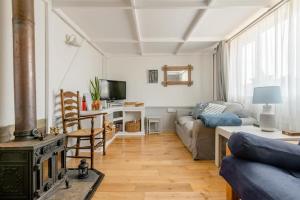 Et tv og/eller underholdning på Dog friendly cottage 2 mins to beach with hot tub and Zappi EV