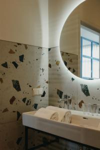 een badkamer met een wastafel en een spiegel bij Hotel Bries Den Haag - Scheveningen in Den Haag