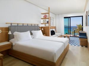 Postel nebo postele na pokoji v ubytování H10 Porto Poniente 4* Sup