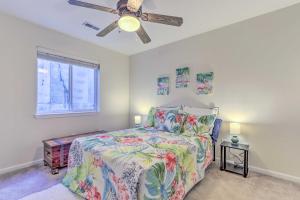 Community Pool and Dock Lake of the Ozarks Condo!客房内的一张或多张床位