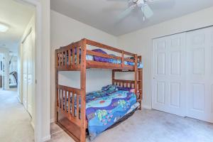 Community Pool and Dock Lake of the Ozarks Condo!客房内的一张或多张床位
