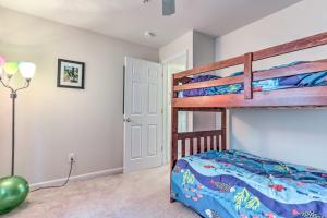 Community Pool and Dock Lake of the Ozarks Condo!客房内的一张或多张床位