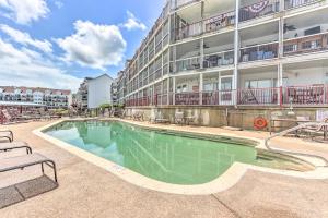 Community Pool and Dock Lake of the Ozarks Condo!内部或周边的泳池