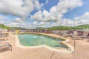 Poolen vid eller i närheten av Condo on Lake of The Ozarks with Pool and Dock!