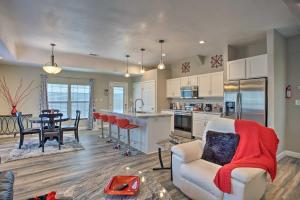 cocina y sala de estar con sofá y mesa en Modern Fort Worth Retreat about 5 Miles to Dtwn!, en Fort Worth